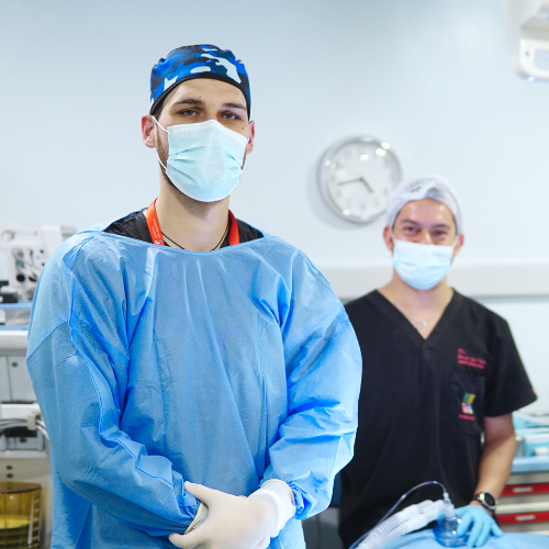 Equipo quirúrgico Uromed preparando intervención